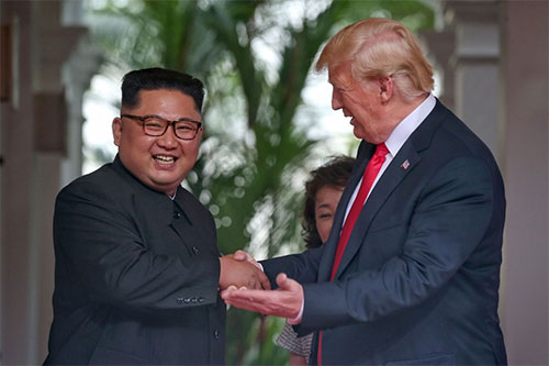 Kim y Trump Kim y Trump firman un documento tras su histórica cumbre